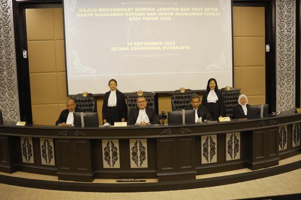 Mengangkat Sumpah Jawatan dan Taat Setia